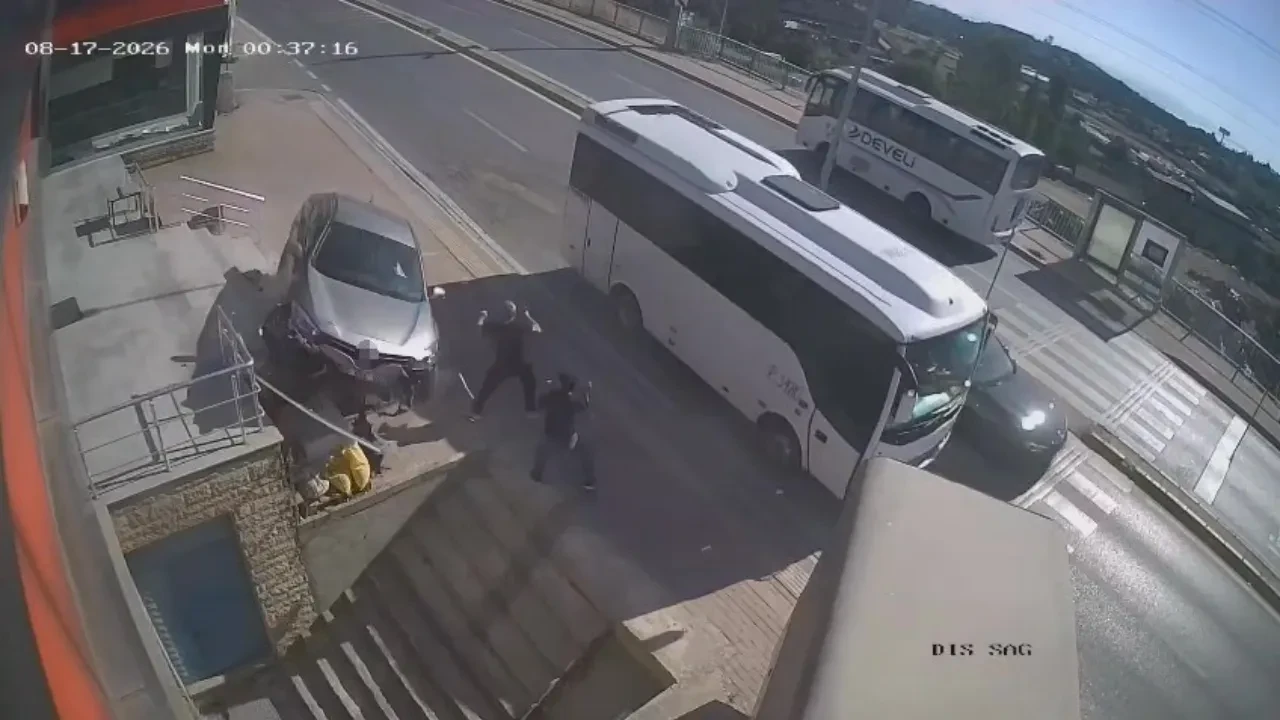 Otomobilin altında feci şekilde can vereceklerdi! Ölümden saniyelerle kurtuluş kamerada 