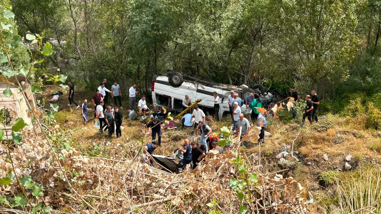 Sivas'ta katliam gibi kaza! Yolcu minibüsü şarampole devrildi: 4 ölü, 10 yaralı 