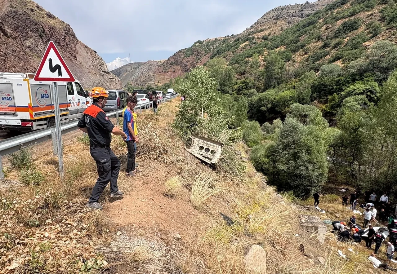 Sivas'ta katliam gibi kaza! Yolcu minibüsü şarampole devrildi: 4 ölü, 10 yaralı