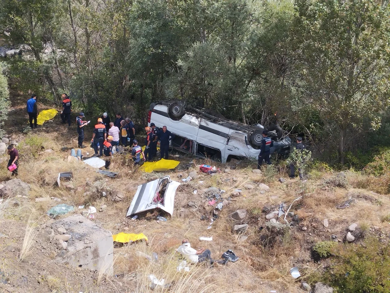 Sivas'ta katliam gibi kaza! Yolcu minibüsü şarampole devrildi: 4 ölü, 10 yaralı