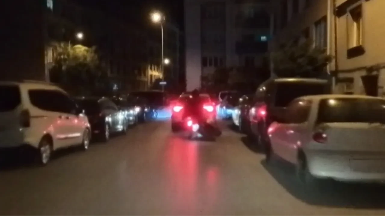 Ani fren tehlike saçtı! Motosikletten düşüp yere savruldular