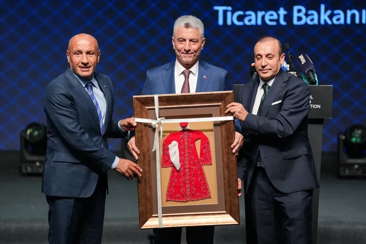 Bakan Bolat: Tekstil ve giyim sektörüne çok önem veriyoruz