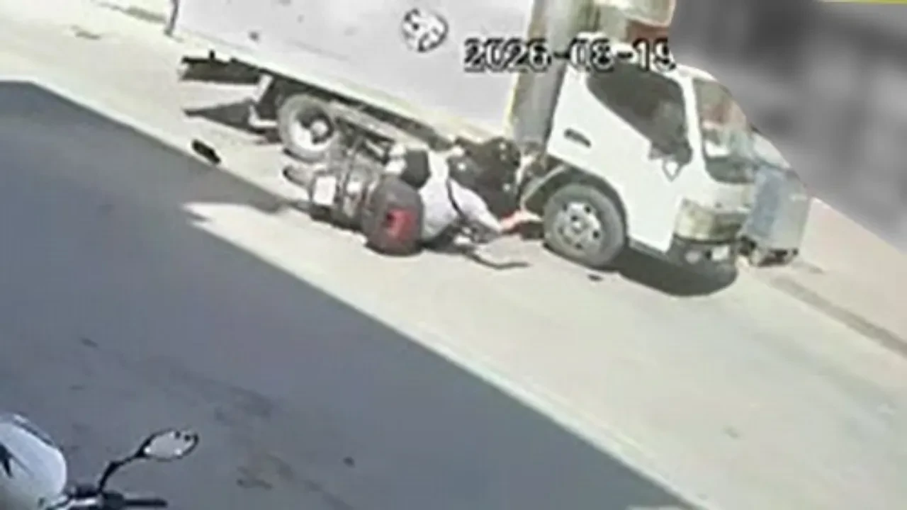 Çarpmanın etkisiyle yola savruldular! Motosikletle kamyonetin kazası kamerada 