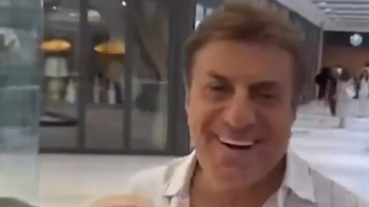 Coşkun Sabah yenilenen imajıyla şaşkına çevirdi! Ünlü şarkıcı bakın kendisini kime benzetti