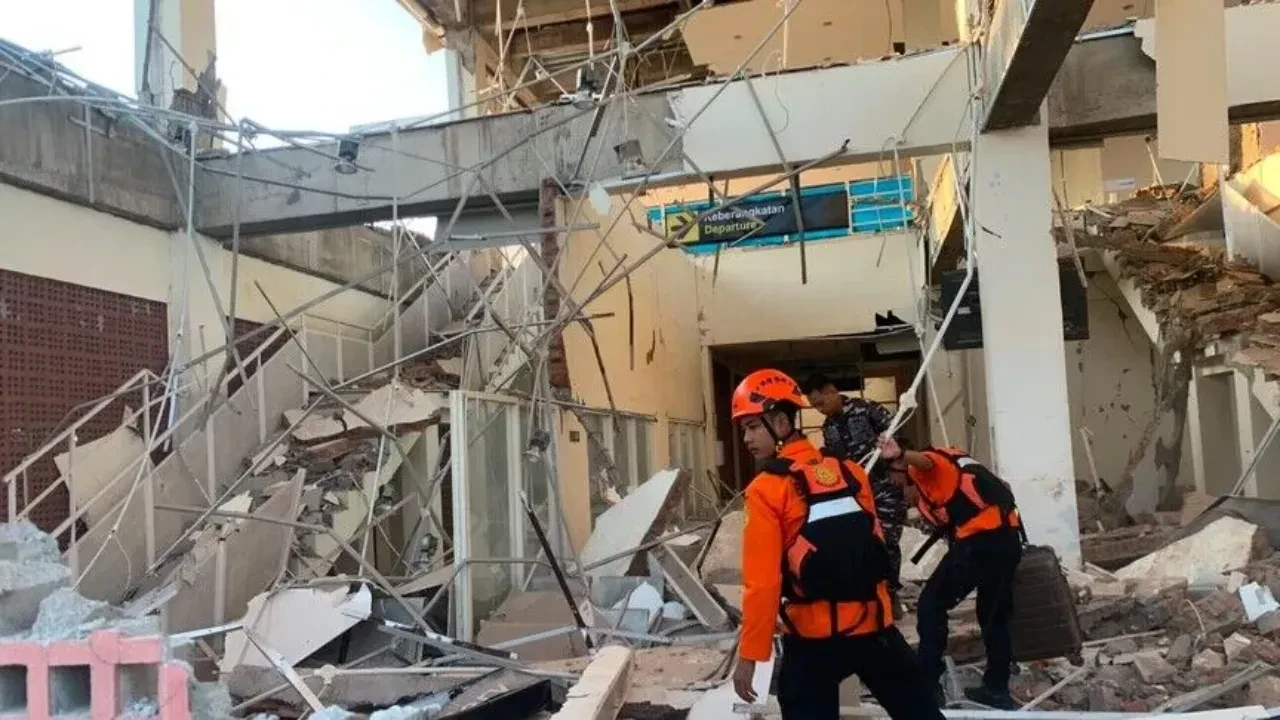  Endonezya’daki depremde 400 bin kişi evsiz kaldı