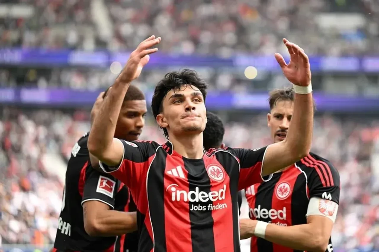 Frankfurt ile Galatasaray karşı karşıya: Can Uzun transferinde fark belli oldu!