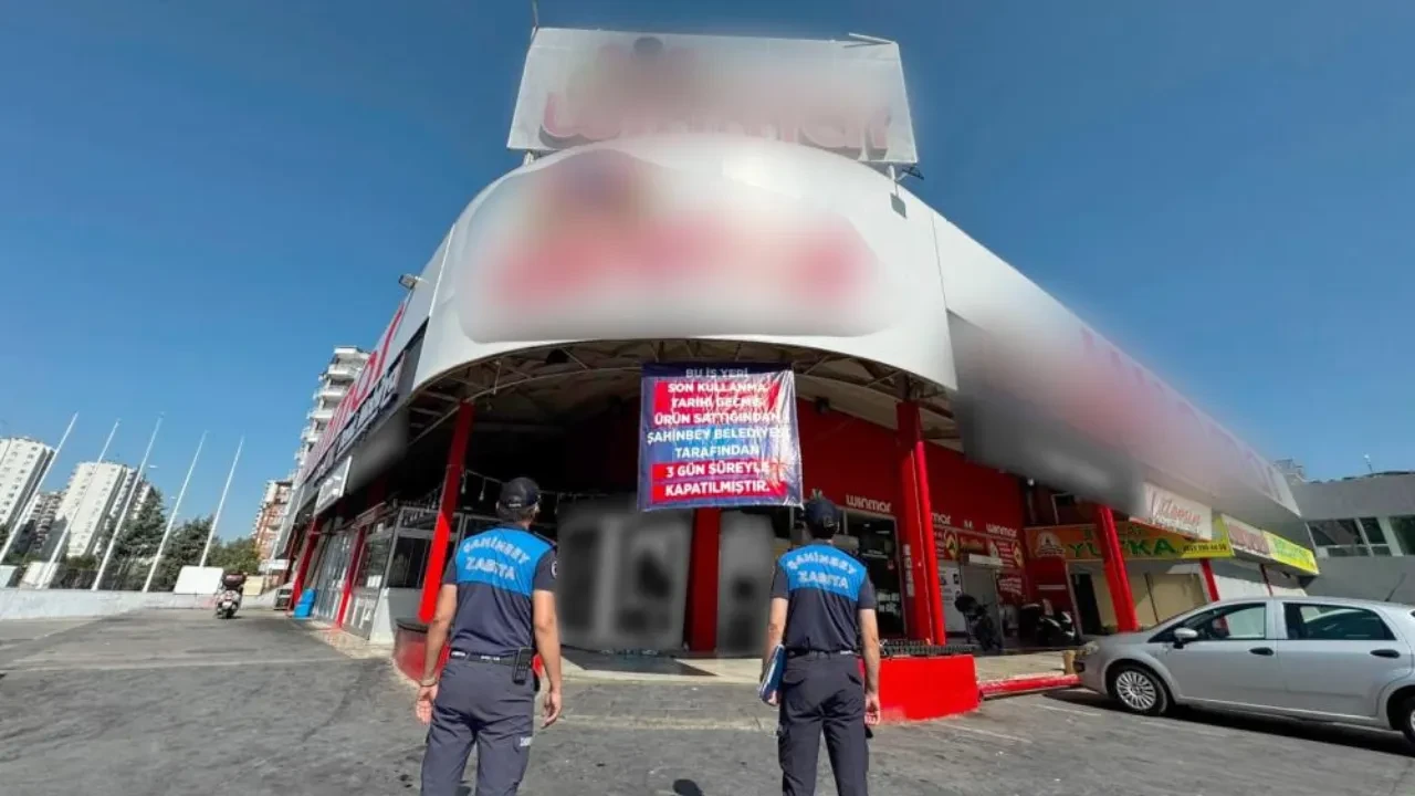 Halkın sağlığını hiç saydılar: Tarihi geçmiş ürün satan marketin kapısına zincir vuruldu! 