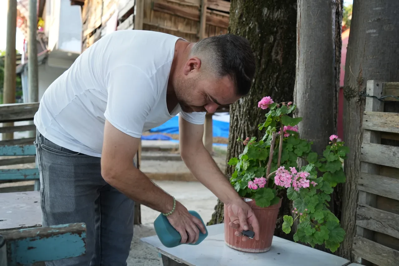 Mahalleli ev temizliğini mıknatıs ile yapıyor! Yemeklerden bile demir tozu çıkıyor
