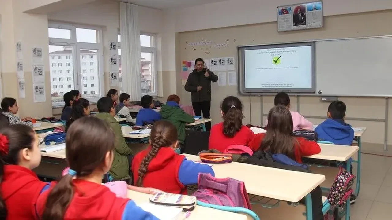 MEB 81 ile genelge gönderdi! Veli görüşmeleri Okul Randevu Sistemi üzerinden yapılacak