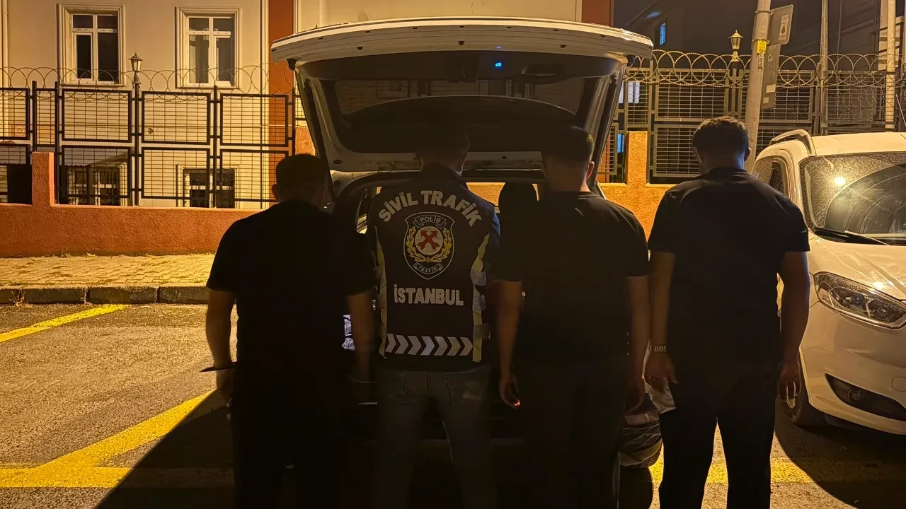 Trafik magandaları kamerada! Araca saldırdı