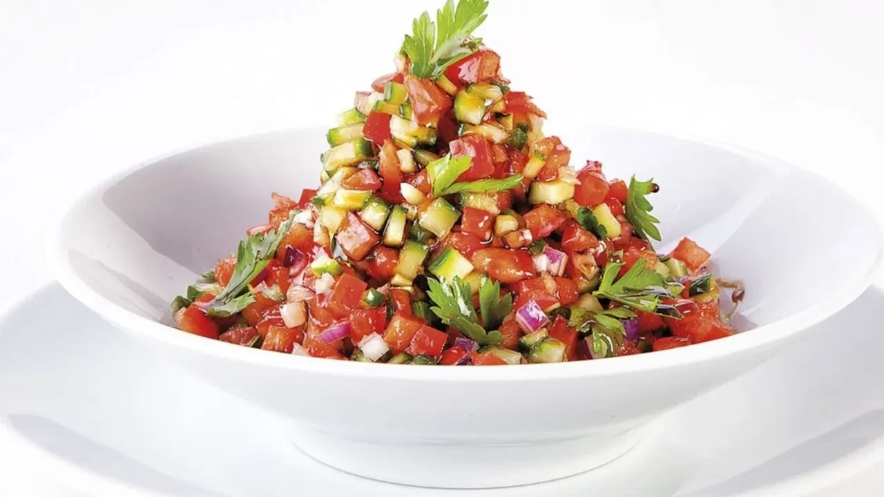 Ana yemeği unutturacak yaz salatası! Sıcak havaların hafif ve doyurucu lezzeti