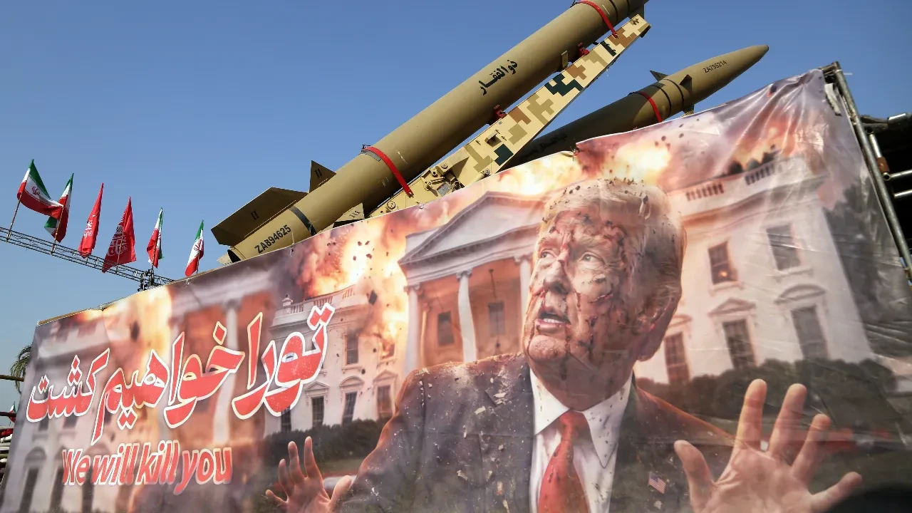 Balistik füzelerin önünde ABD lideri Trump! İran'dan yeni tehdit afişi