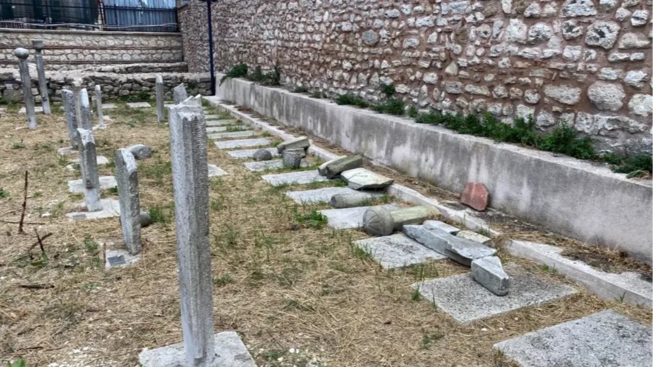 Fatih'te skandal olay! Tarihi haziredeki mezar taşlarını kırdılar