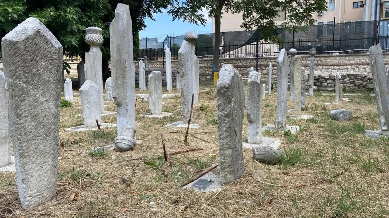 Fatih'te skandal olay! Tarihi haziredeki mezar taşlarını kırdılar