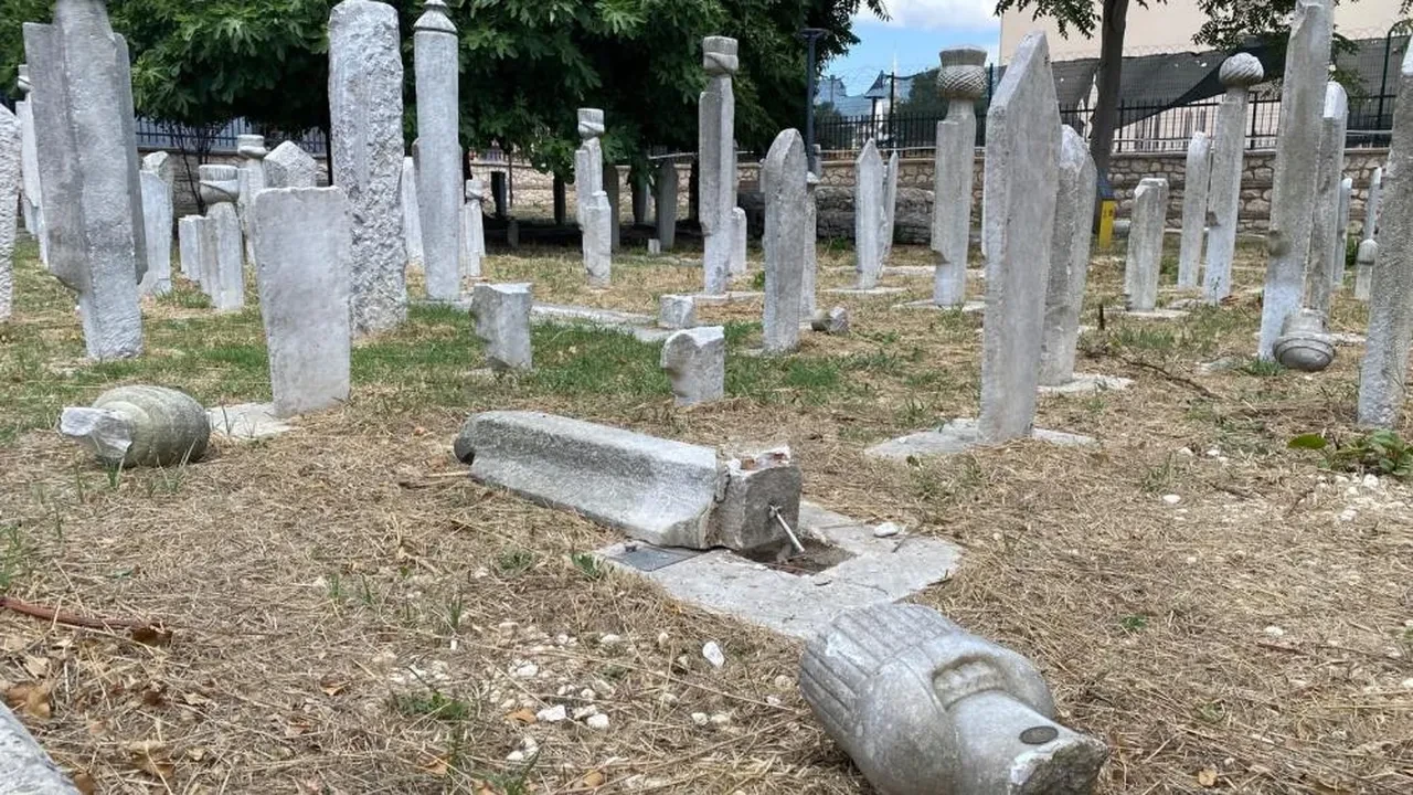 Fatih'te skandal olay! Tarihi haziredeki mezar taşlarını kırdılar