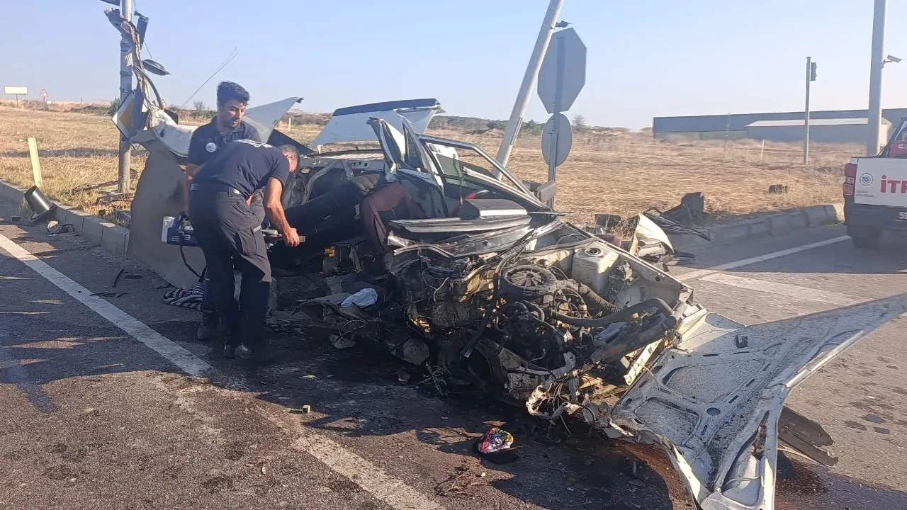 Kazayı görenler gözlerine inanamadı: Otomobil ortadan ikiye bölündü ama sağ çıktı