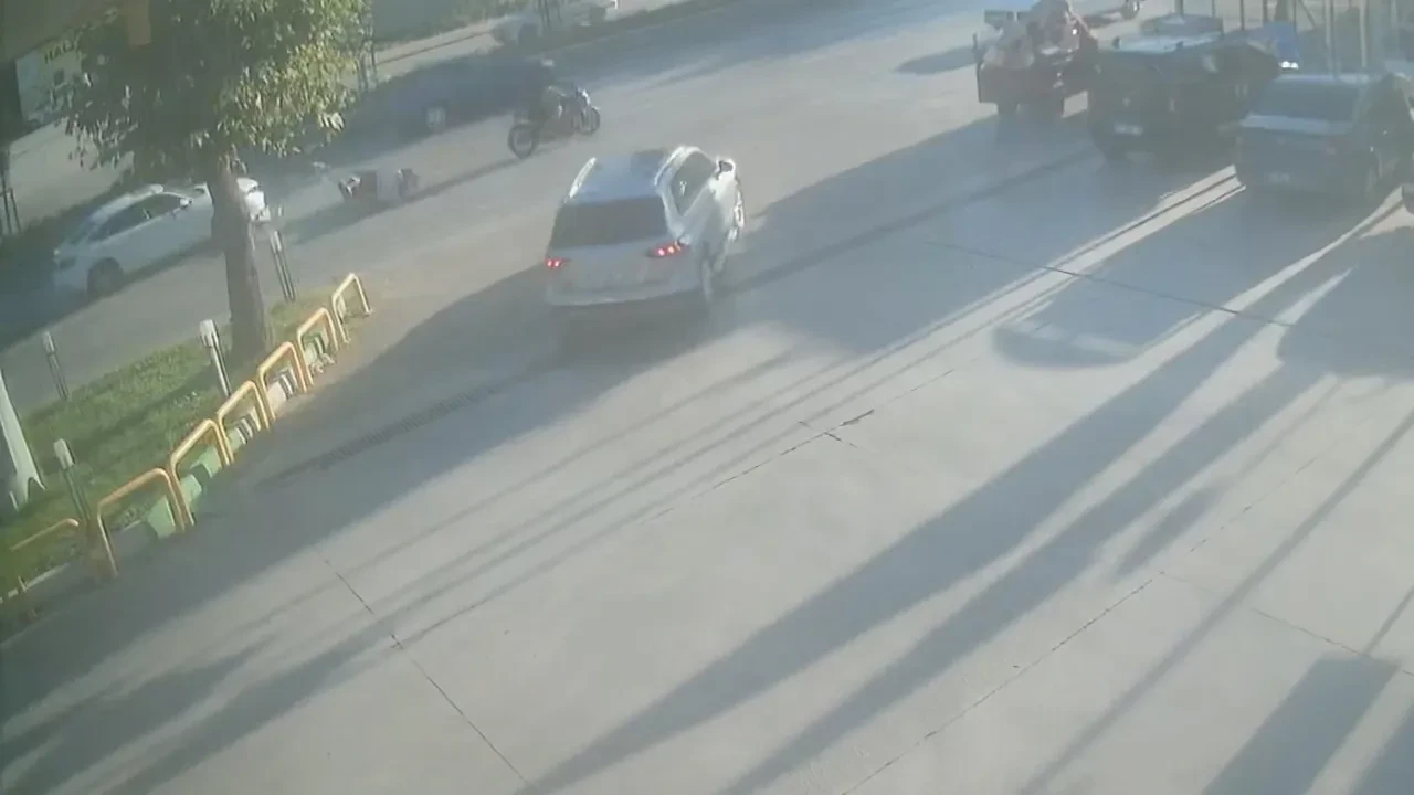 Kontrolden çıkan motosiklet otomobile çarptı: Sürücü yaralandı