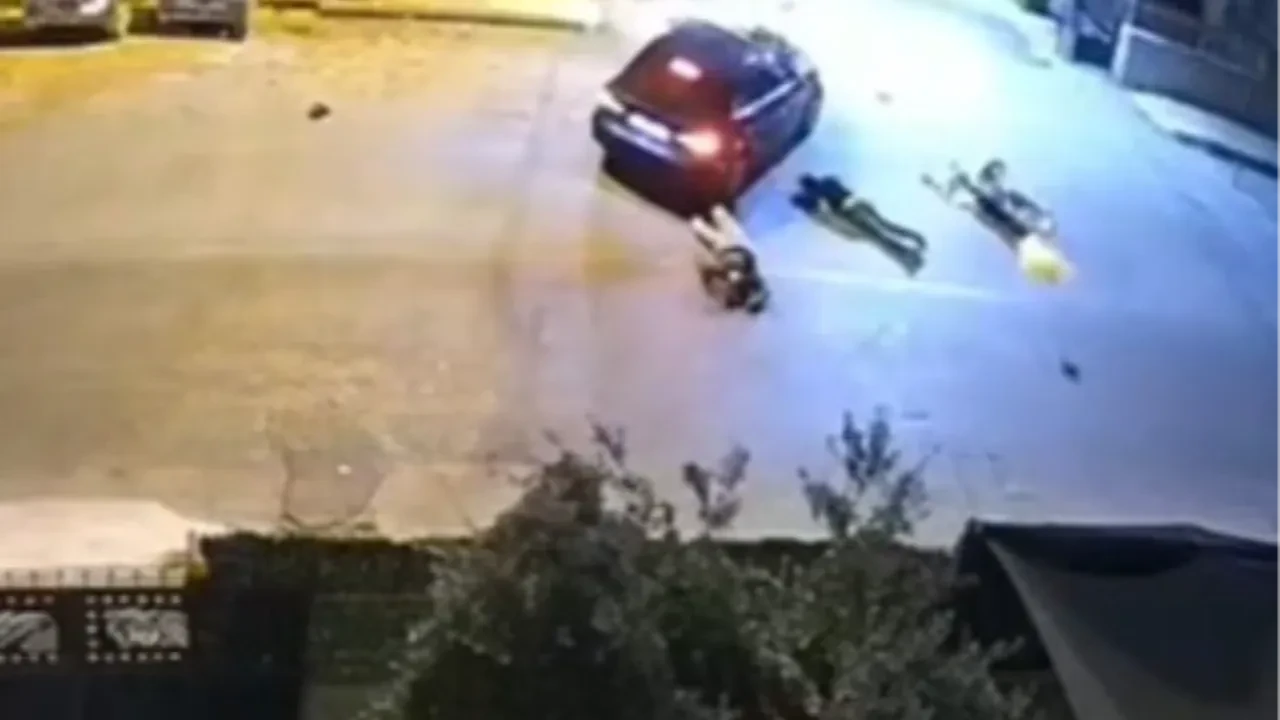 Mersin'de kaza sonrası dehşet! Kaputa düşen çocuğu indirdi, yaralıları ezip kaçtı