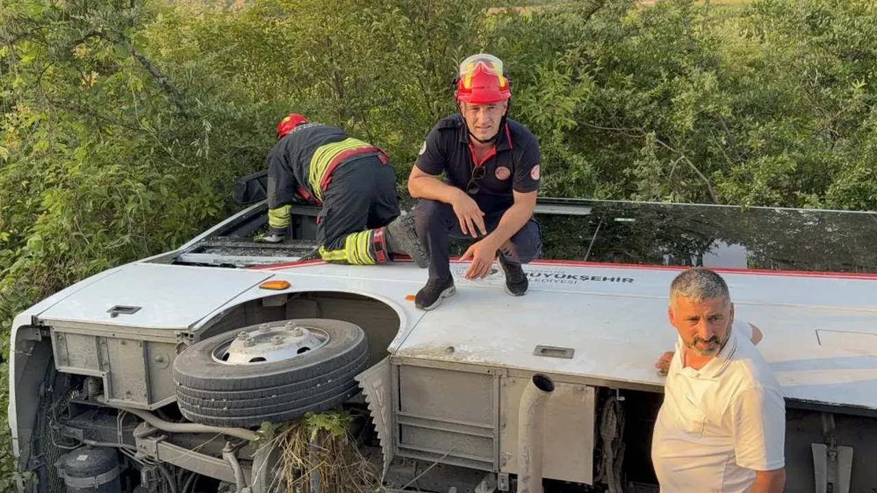 Samsun'da halk otobüsü devrildi: 21 yaralı