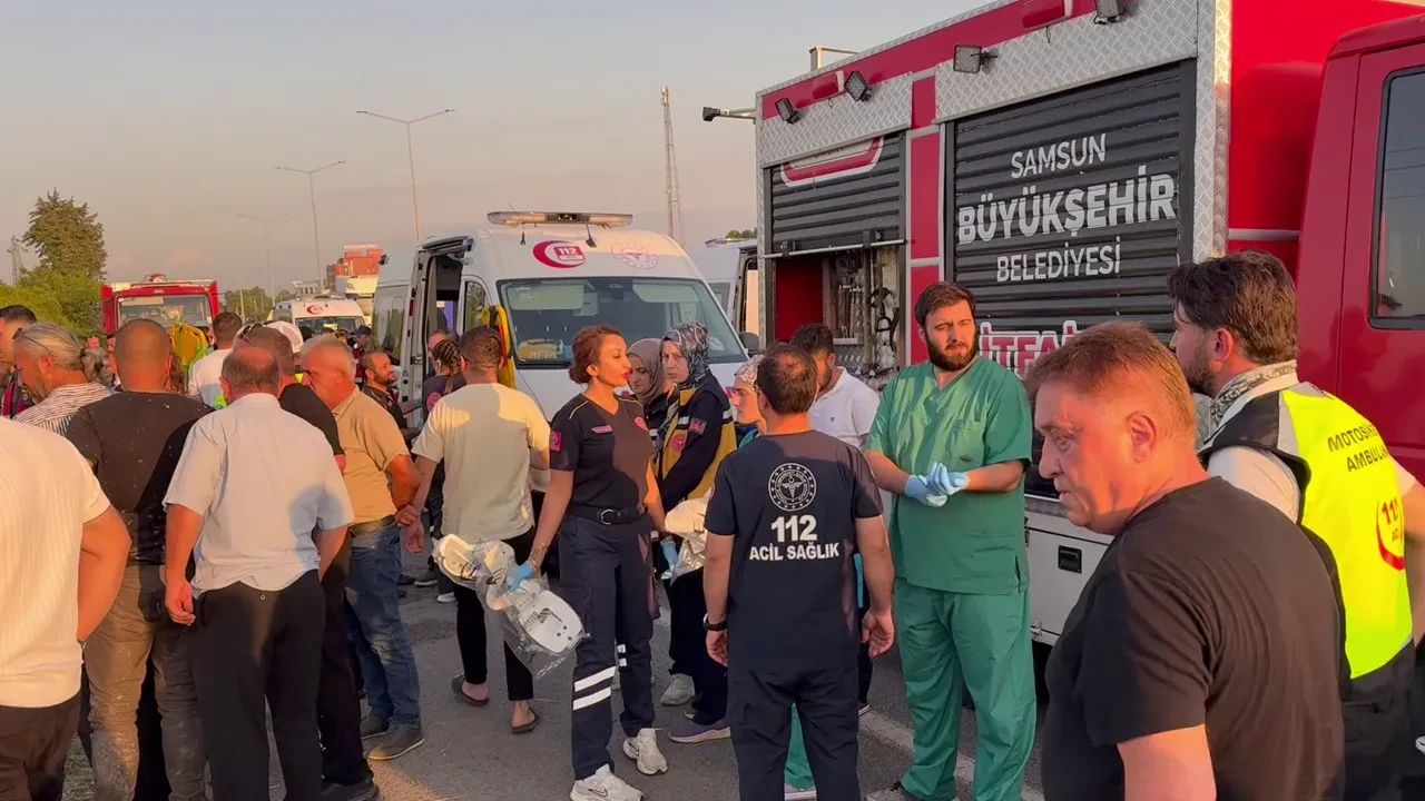 Samsun'da halk otobüsü devrildi: 21 yaralı