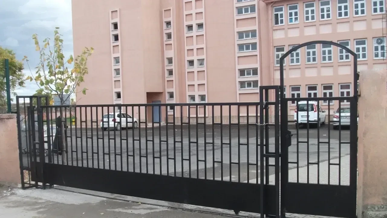 30 bin okul bahçesi görevlisi alımları ne zaman, başvuru şartları neler? Okul bahçesi görevlisi illere göre kontenjanları ve maaş belli oldu...
