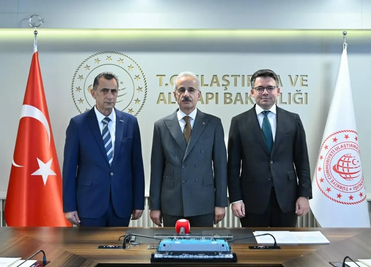 Bakan Uraloğlu duyurdu! Yerli lokomotif E5000’e Avrupa’dan dev onay
