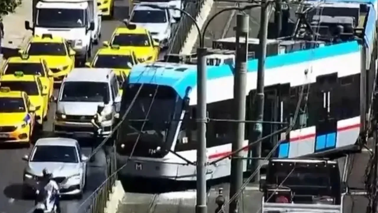 Beyoğlu Fındıklı'da tramvay raydan çıktı!