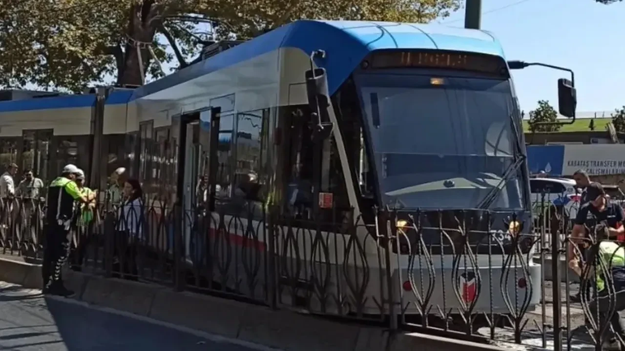 Beyoğlu Fındıklı'da tramvay raydan çıktı!