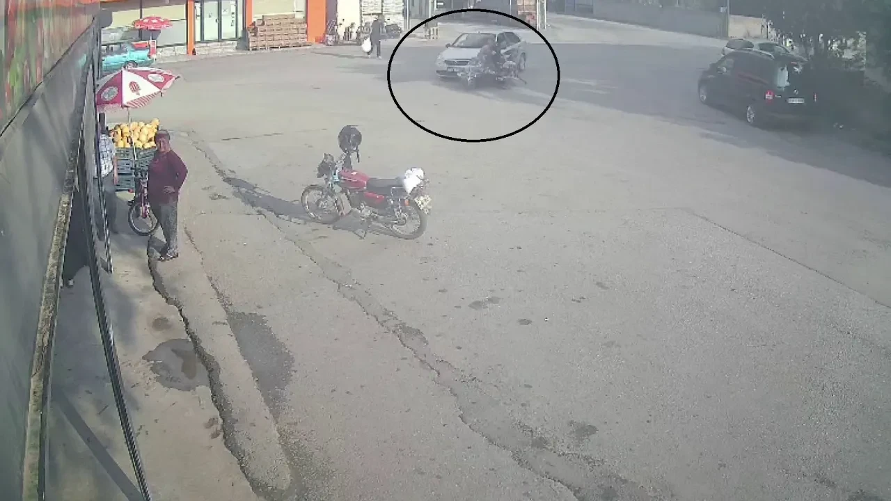 Dikkatsizlik kazaya yol açtı! Motosiklettekiler yere savruldu
