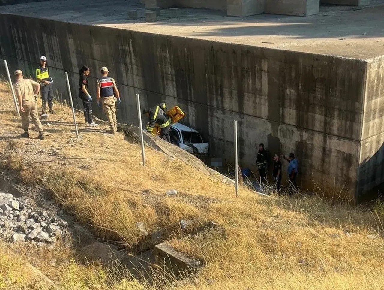 Gaziantep'te feci kaza! Kontrolden çıkınca köprüden şarampole uçtu: Can kaybı var