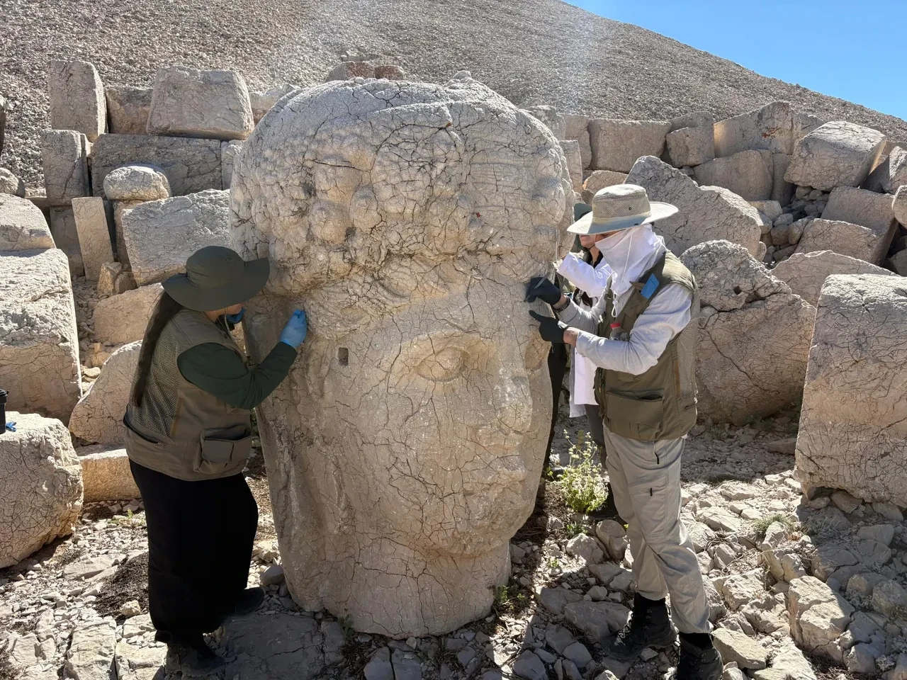 Nemrut’un dev heykellerine 5 yıllık koruma kalkanı! Bakan Ersoy: 'Nemrut’u özgünlüğünü koruyarak gelecek kuşaklara taşıyacağız'