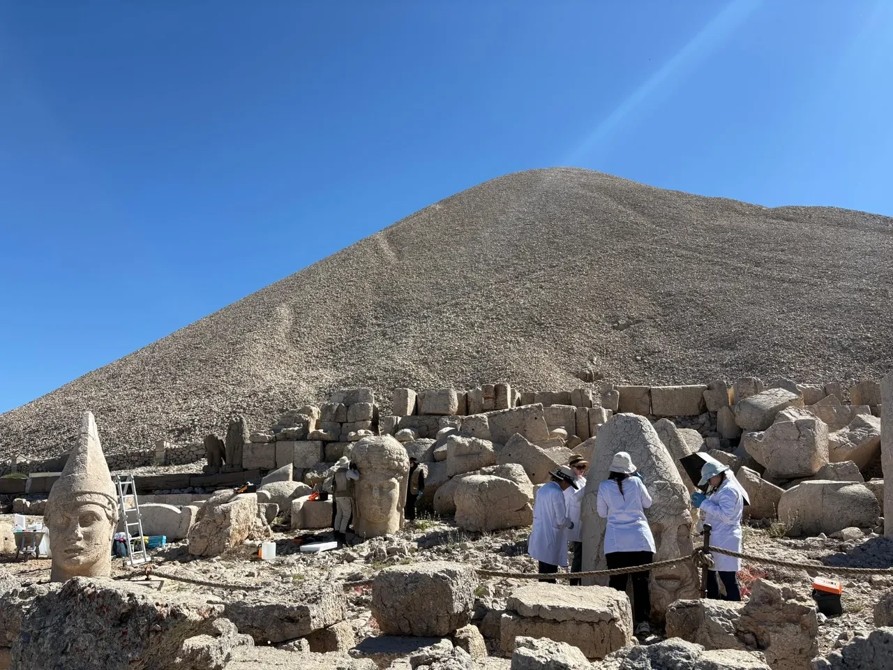 Nemrut’un dev heykellerine 5 yıllık koruma kalkanı! Bakan Ersoy: 'Nemrut’u özgünlüğünü koruyarak gelecek kuşaklara taşıyacağız'