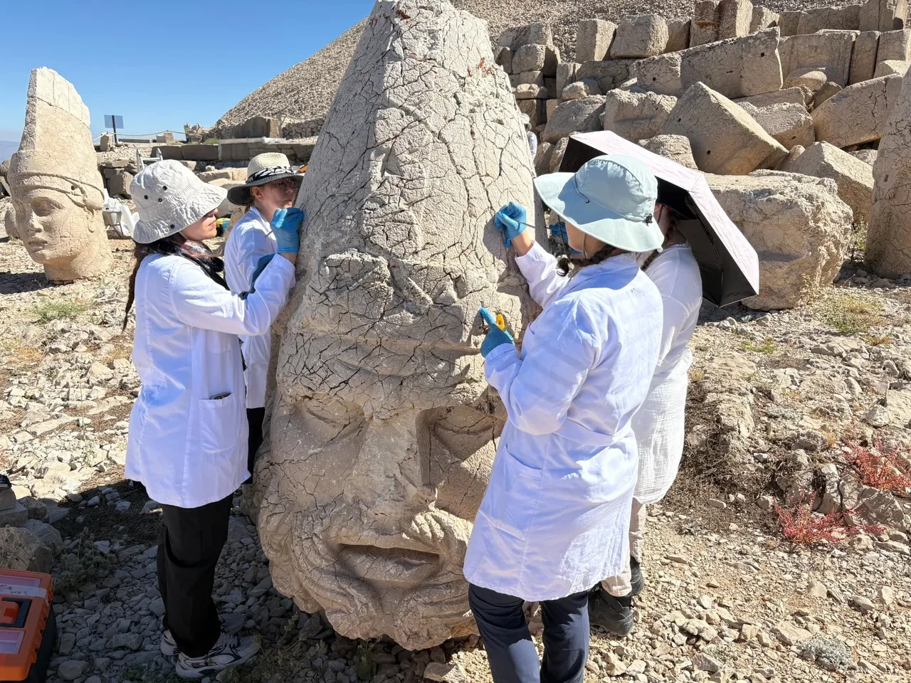 Nemrut’un dev heykellerine 5 yıllık koruma kalkanı! Bakan Ersoy: 'Nemrut’u özgünlüğünü koruyarak gelecek kuşaklara taşıyacağız'