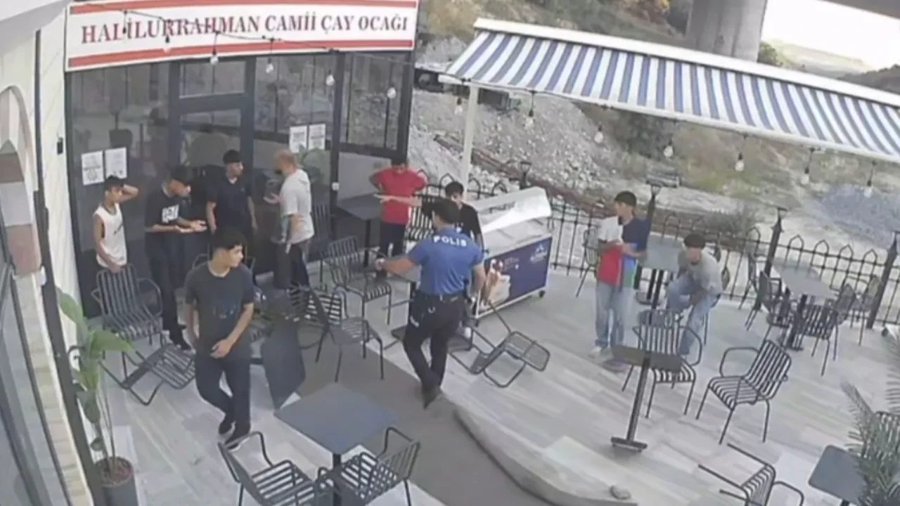 Polis ayırdı onlar durmadı! Cami avlusundan birbirlerine saldırmaya devam ettiler