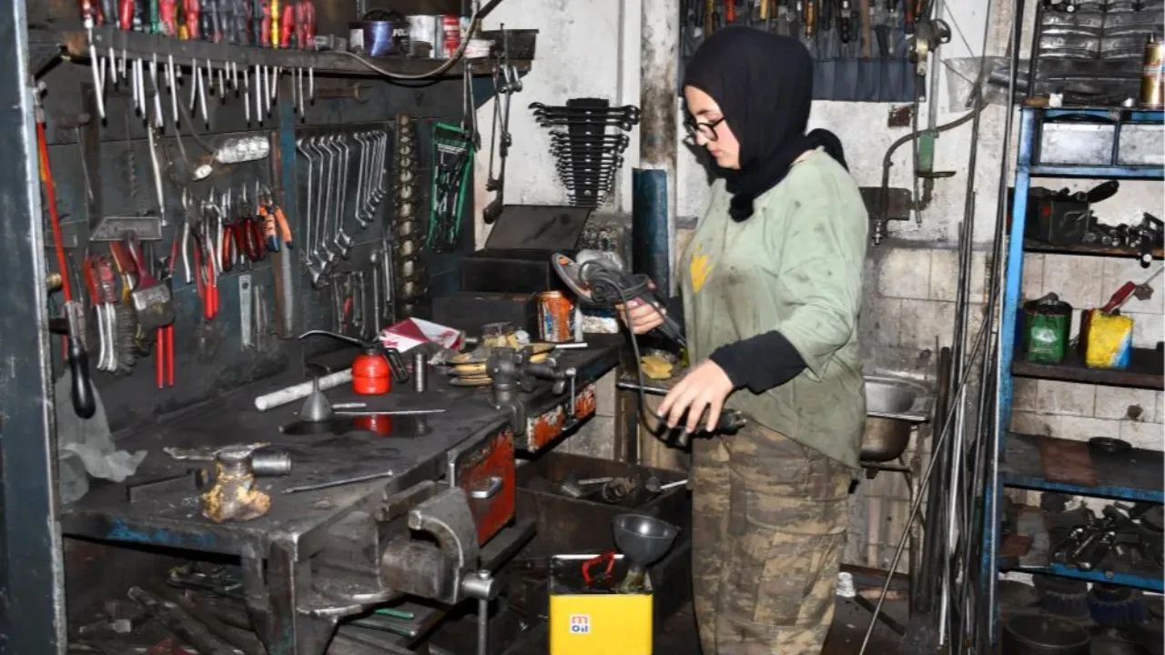 Sanayide görenler şaşkına dönüyor! Erkek mesleği deniyordu, 20 yaşındaki Nursena tabuları yıktı