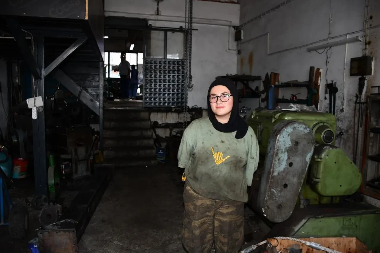Sanayide görenler şaşkına dönüyor! Erkek mesleği deniyordu, 20 yaşındaki Nursena tabuları yıktı