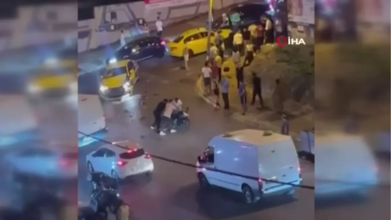 Taksi ile motosiklet kafa kafaya çarpıştı: Feci kaza anbean kamerada