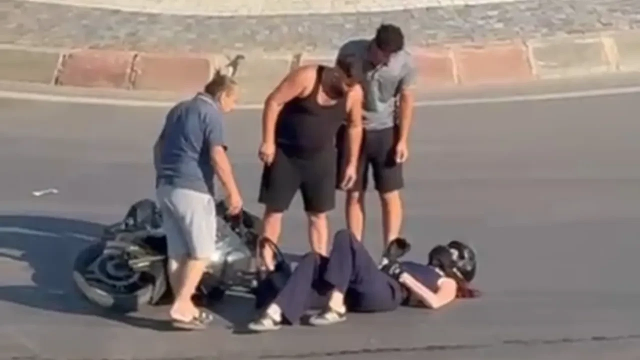 Tırın altında kalmasına ramak kaldı! Taklalarla yola savruldu