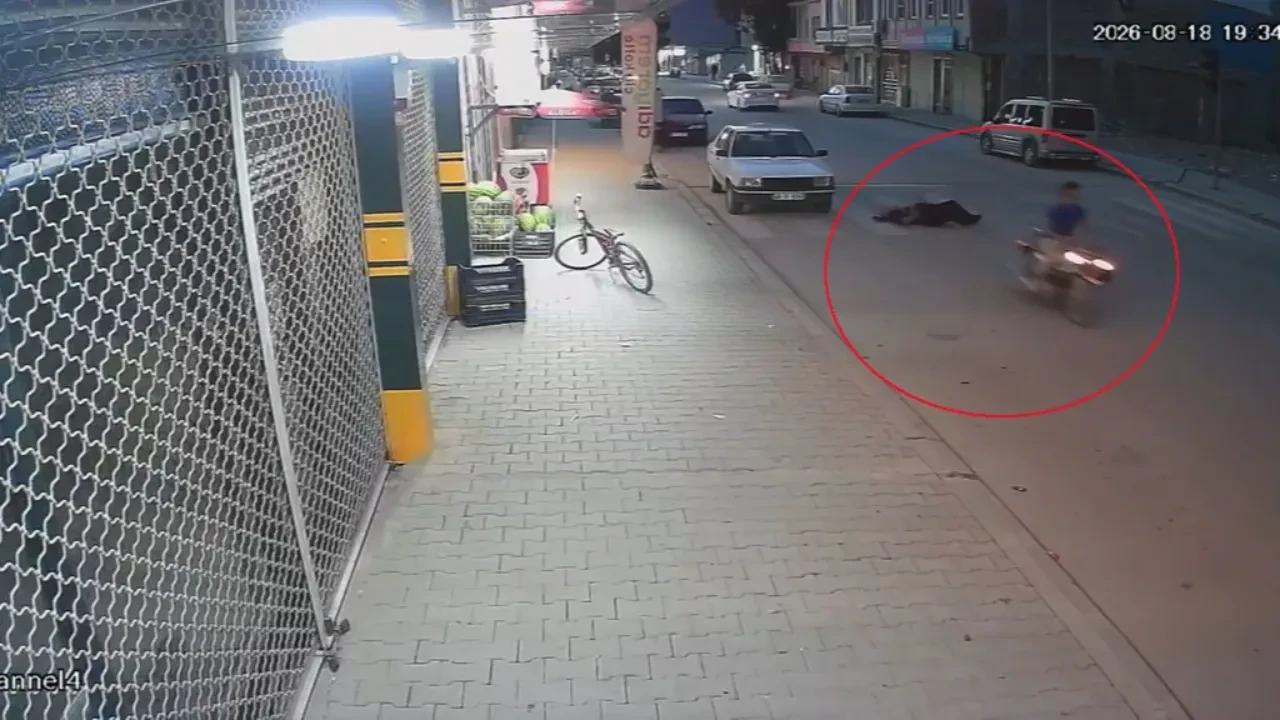 Yaşlı adama çarptı arkasına bakmadan kaçtı! Motosikletli cani kamerada 