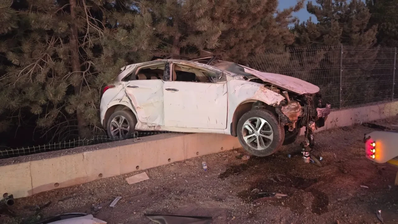Ankara’da kontrolünü kaybeden otomobil yoldan çıktı! 1 ölü, 1 yaralı