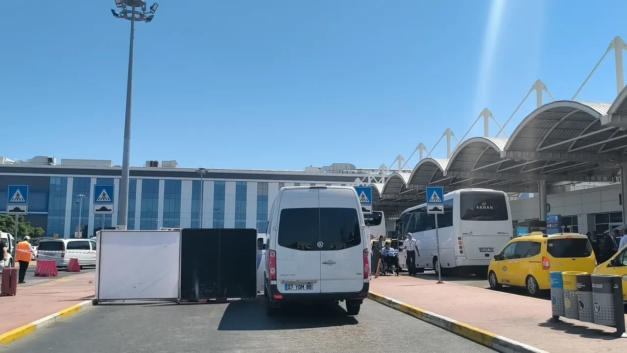 Antalya Havalimanı’nda vahşet: Emekli polis, kız arkadaşını tabancayla vurarak öldürdü!