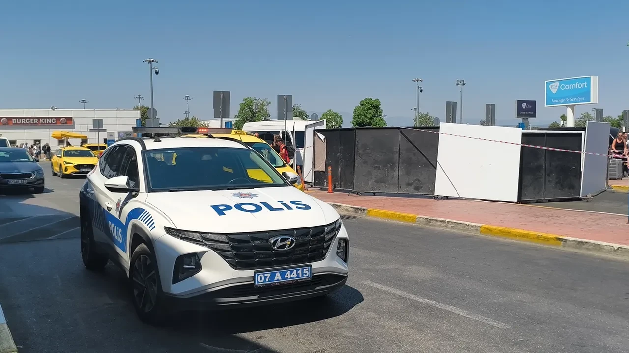 Antalya Havalimanı’nda vahşet: Emekli polis, kız arkadaşını tabancayla vurarak öldürdü!