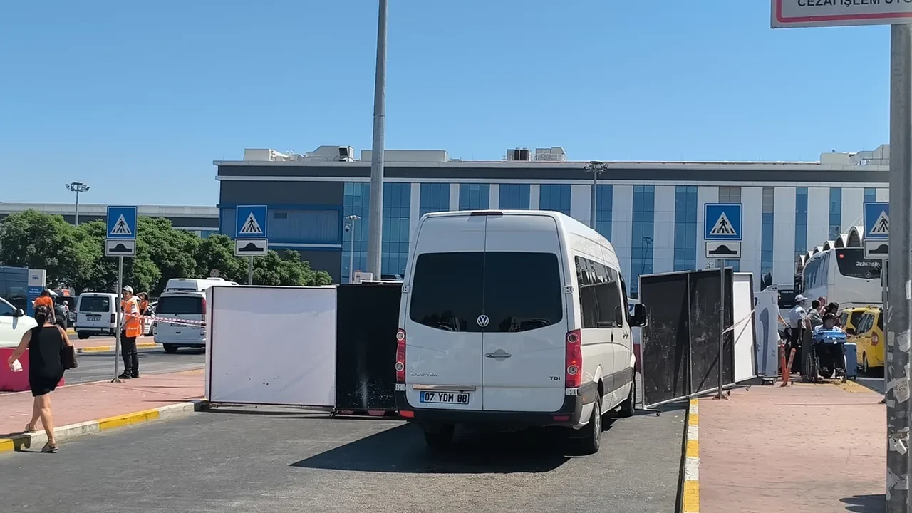 Antalya Havalimanı’nda vahşet: Emekli polis, kız arkadaşını tabancayla vurarak öldürdü!