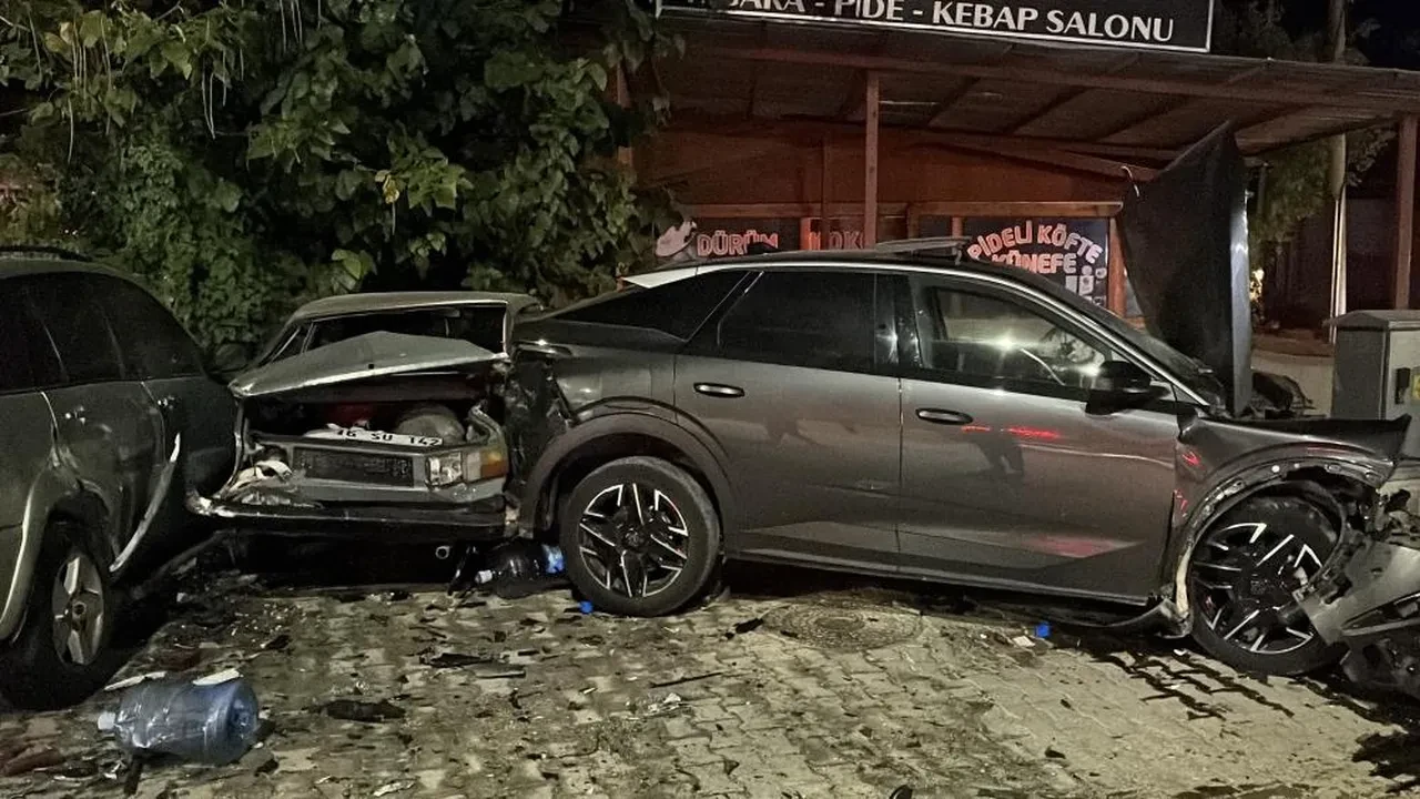 Bursa'da cip otomobile çarptı: 2 güvenlik görevlisi hayatını kaybetti