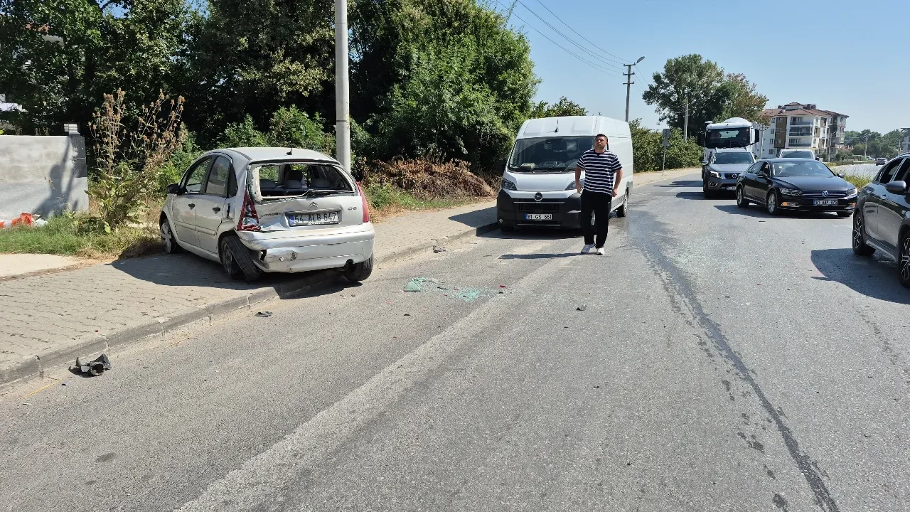 Düzce’de korkutan kaza! Minibüsün çarptığı otomobil kaldırıma savruldu!