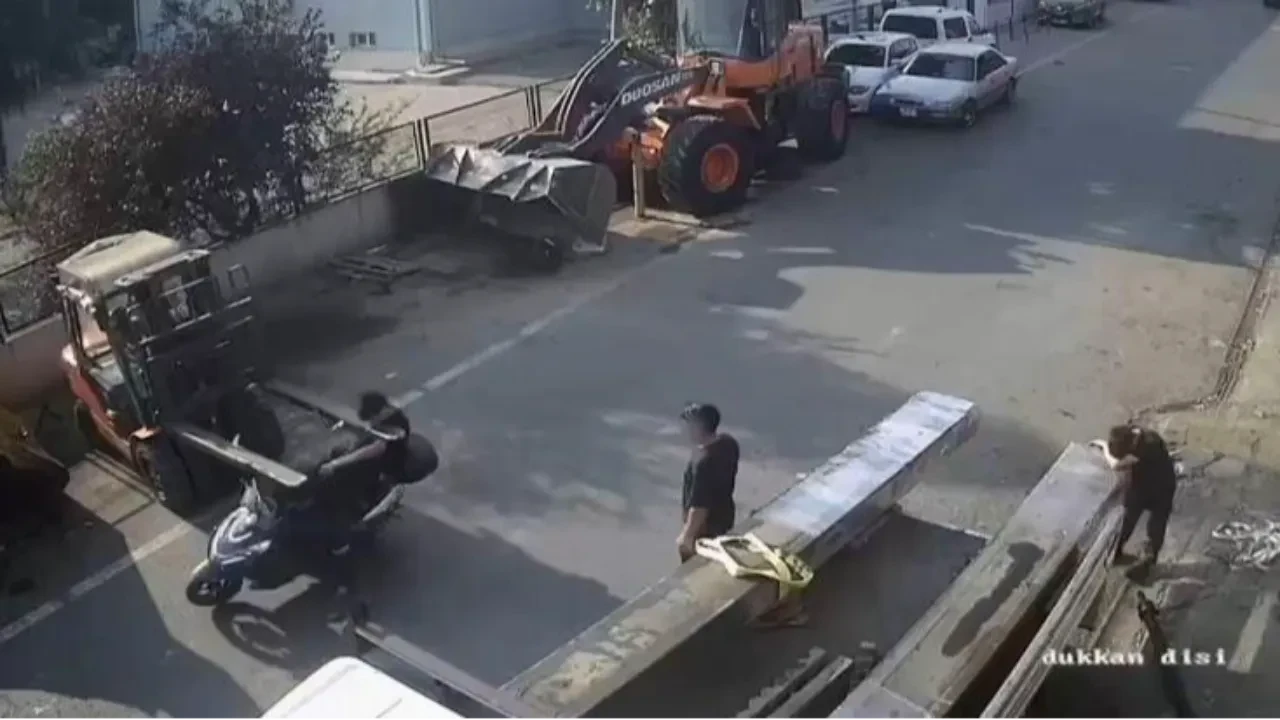 Feci kaza kamerada! Motosikletli forkliftin demir ayaklarına çarpıp savruldu!