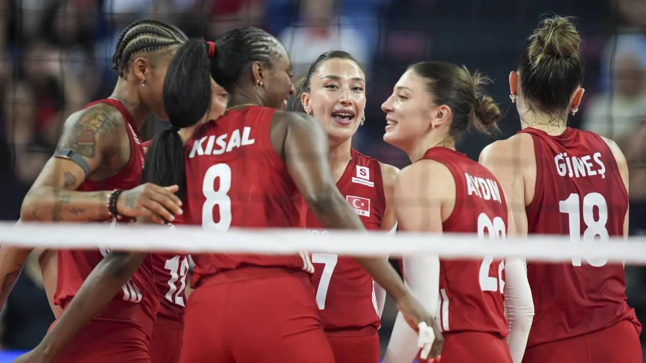Filenin Sultanları, Letonya'yı devirdi! Türkiye, Avrupa Voleybol Şampiyonası'na galibiyetle başladı