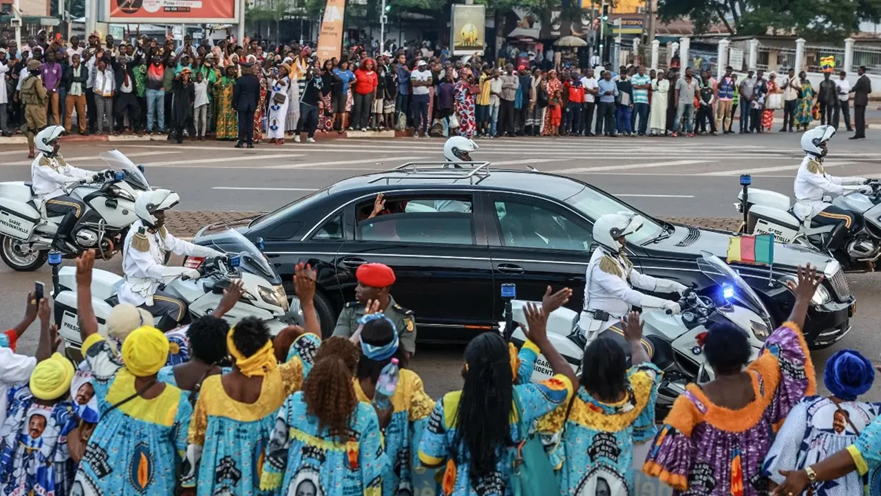 Kamerun Cumhurbaşkanı Biya 74 gün sonra ülkesine döndü! Muhalefet küplere bindi: Yardımcını niye atamadın?