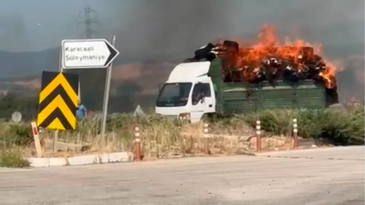 Kamyondaki balyalar alev aldı, yola devam edip aracını böyle kurtarmaya çalıştı