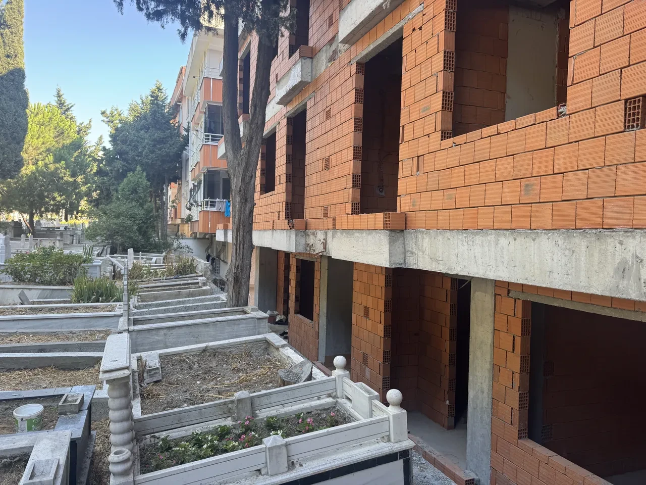 Mezarlık manzaralı sıfır daireler! "Yok artık" dedirten manzara: Evden adım atsan mezarlık